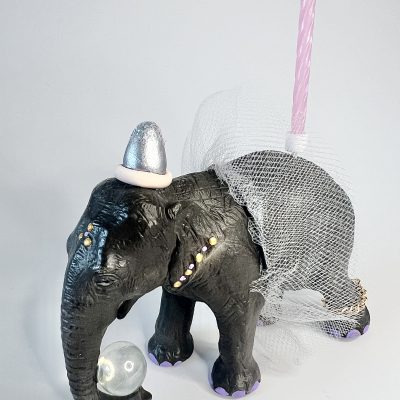 Fødselsdagsdyr, mellem elefant med skørt og hat