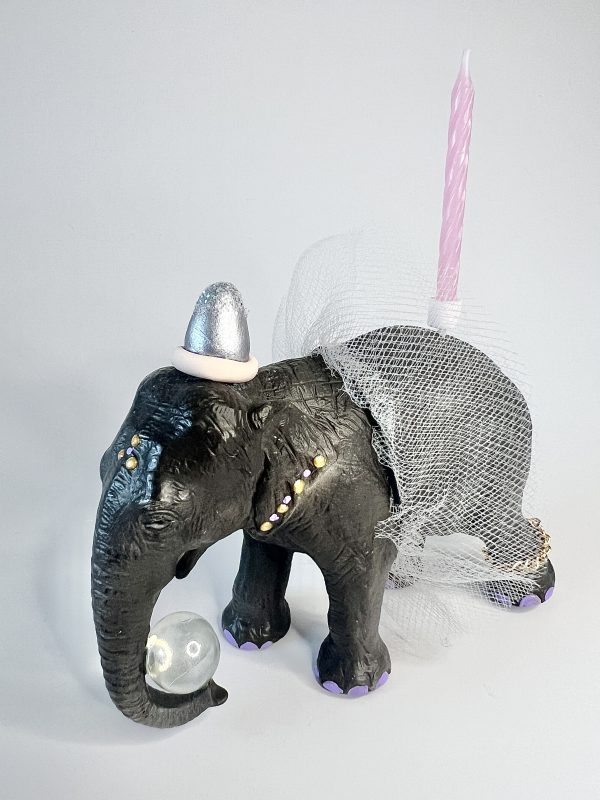 Fødselsdagsdyr, mellem elefant med skørt og hat