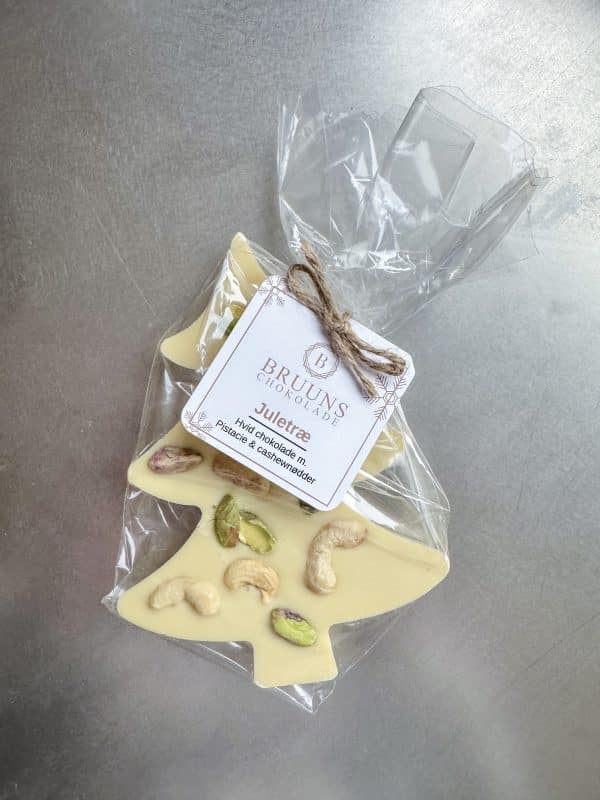 Juletræ, hvid chokolade med pistacie og cashewnødder - Bruuns Chokolade