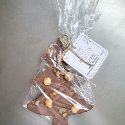 Juletræ, mælkechokolade m. Piemonte hasselnødder og orange - Bruuns Chokolade