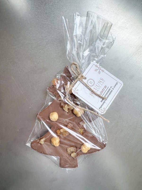 Juletræ, mælkechokolade m. Piemonte hasselnødder og orange - Bruuns Chokolade 